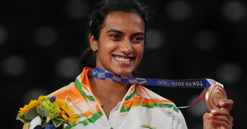 Which Indian badminton player won a bronze medal at the 2021 Tokyo Olympics?