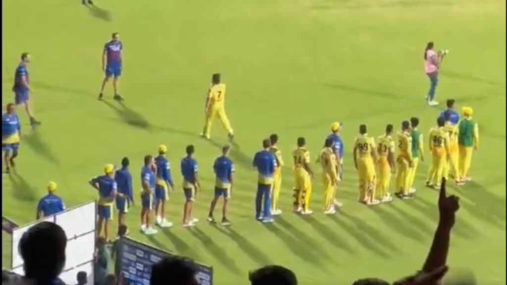 A video from the IPL 2023 final showing MS Dhoni walking off the field without the usual handshake has sparked debates. MS Dhoni Handshake...